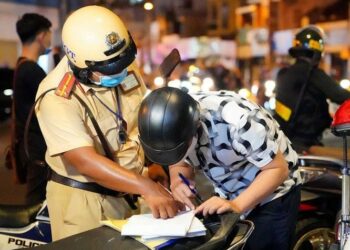 Những lỗi bị giữ bằng lái xe máy