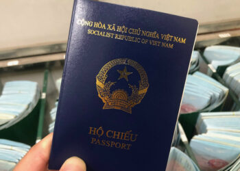 Hộ chiếu sai nơi sinh có bay được không